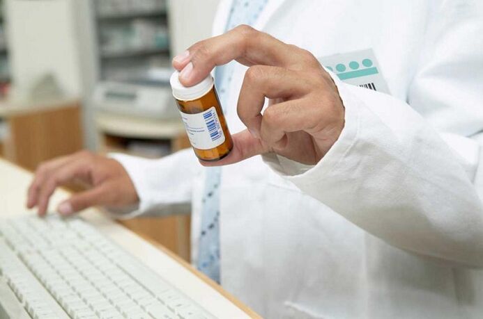Le médecin prescrit des pilules pour prévenir les vers.